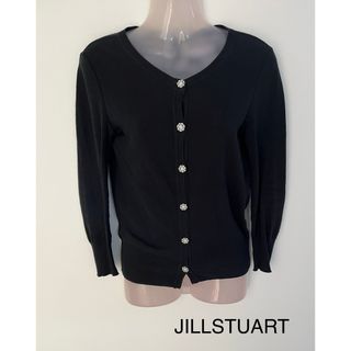 ジルスチュアート(JILLSTUART)のJILLSTUART ビジューボタンカーディガン(カーディガン)