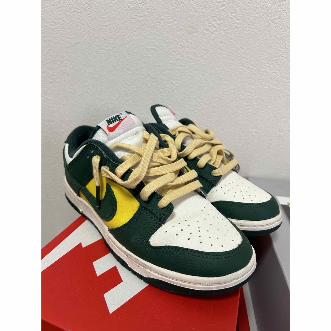 NIKE(ナイキ)のNIKE DUNK LOW SE (GS) レディースの靴/シューズ(スニーカー)の商品写真