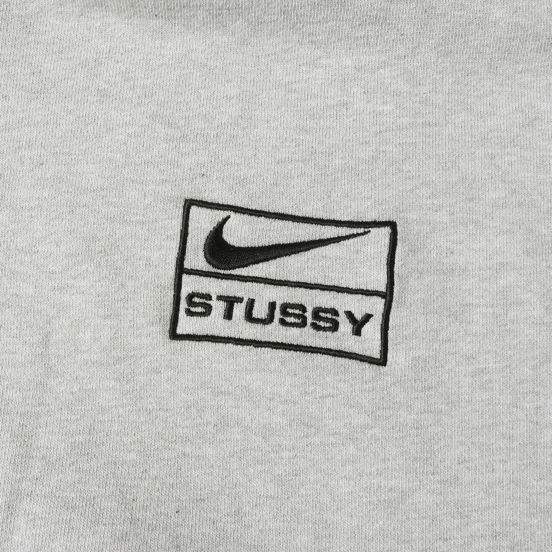 STUSSY(ステューシー)の美品 STUSSY ステューシー パーカー サイズ:L 22SS NIKE コラボロゴ刺繍 フルジップ ヘビー スウェットパーカー Full Zip Hoodie グレー トップス フーディー 【メンズ】【中古】 メンズのトップス(パーカー)の商品写真