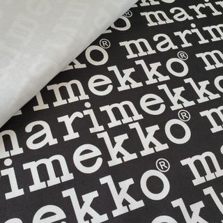 マリメッコ(marimekko)のキャンバス生地　帆布　マリメッコ風　ロゴ柄　ブラック地　145×24㎝(生地/糸)