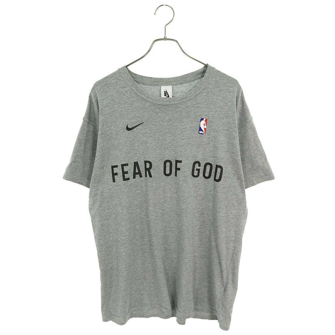 NIKE(ナイキ)のナイキ ×フィアオブゴッド FEAR OF GOD  CU4699-063 NBAロゴプリントTシャツ メンズ M メンズのトップス(Tシャツ/カットソー(半袖/袖なし))の商品写真