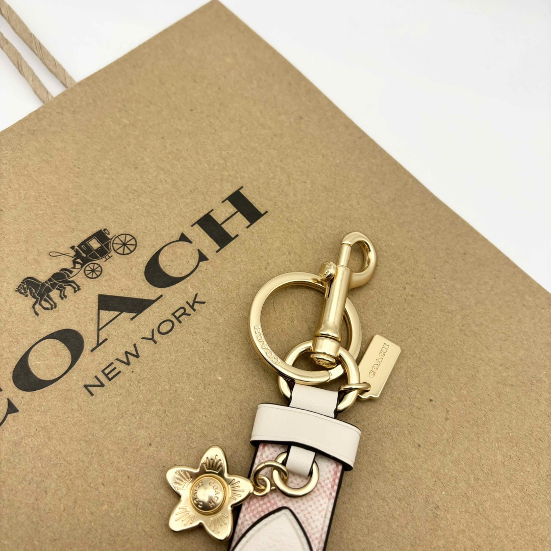 COACH(コーチ)の【COACH☆新品】トリガー スナップ バッグ チャーム・フローラル プリン レディースのファッション小物(キーホルダー)の商品写真