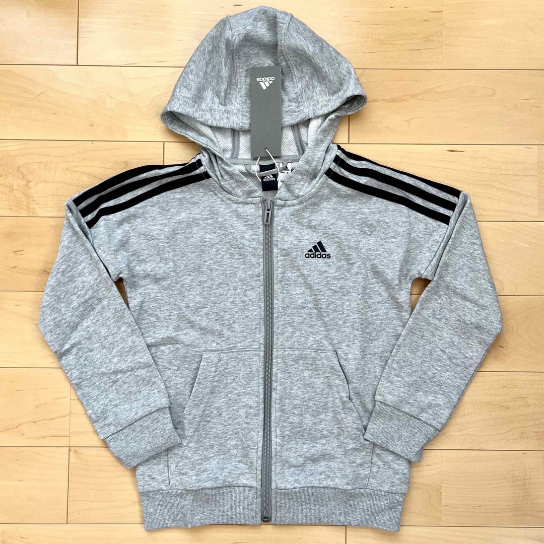 adidas(アディダス)のジップパーカー アディダス adidas 灰色 キッズ 130cm ☆新品未使用 キッズ/ベビー/マタニティのキッズ服男の子用(90cm~)(ジャケット/上着)の商品写真