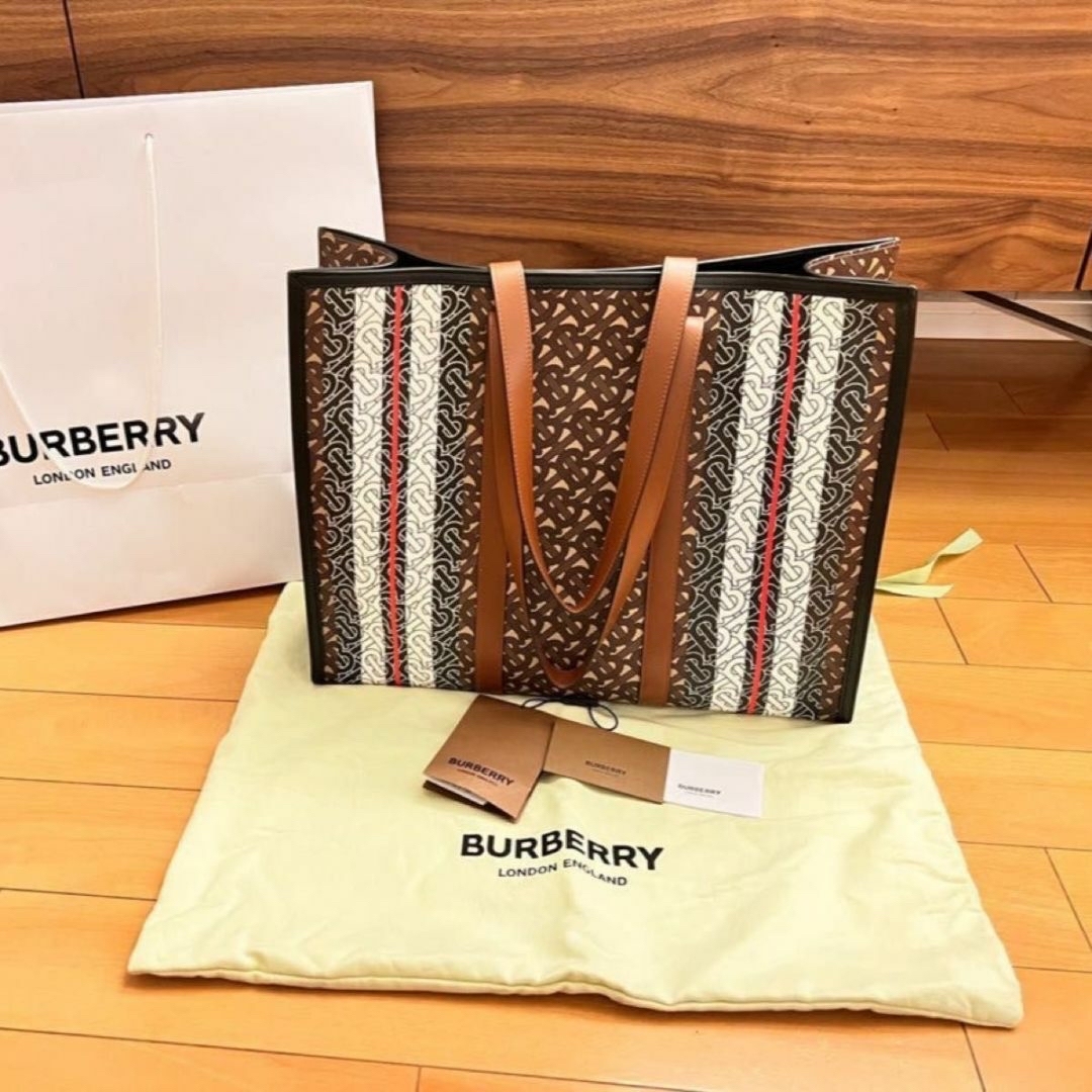 BURBERRY(バーバリー)の超人気 BURBERRY TBモノグラム ストライプ レザー トートバッグ レディースのバッグ(トートバッグ)の商品写真