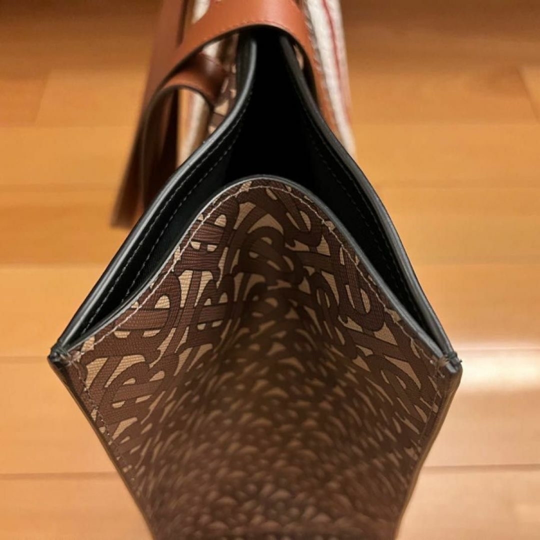 BURBERRY(バーバリー)の超人気 BURBERRY TBモノグラム ストライプ レザー トートバッグ レディースのバッグ(トートバッグ)の商品写真