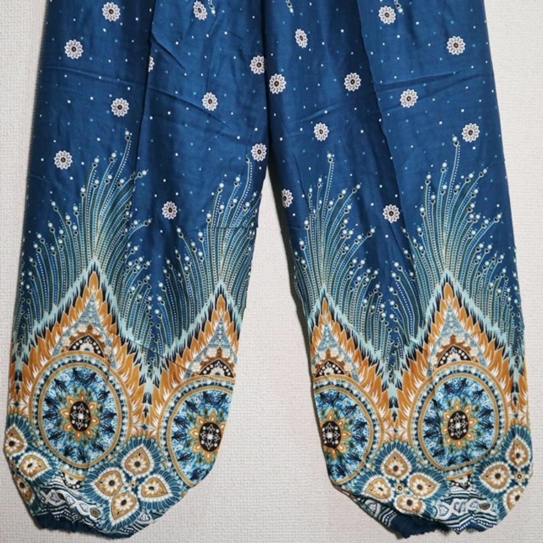 【新品】タイパンツ　大きな羽根モチーフ柄と花とドット　藍色系 メンズのパンツ(サルエルパンツ)の商品写真