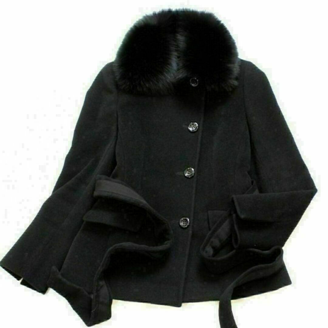 kumikyoku（組曲）(クミキョク)のクミキョク　S2　小さいサイズ　キッズにも　ファー付き　ショートコート　黒　冬 レディースのジャケット/アウター(ピーコート)の商品写真