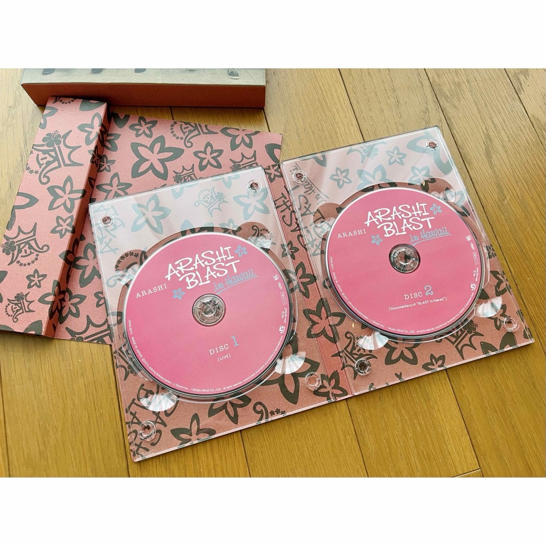 嵐(アラシ)の嵐 BLAST in Hawaii 〈初回限定盤・2枚組〉Blu-ray 美品 エンタメ/ホビーのDVD/ブルーレイ(アイドル)の商品写真