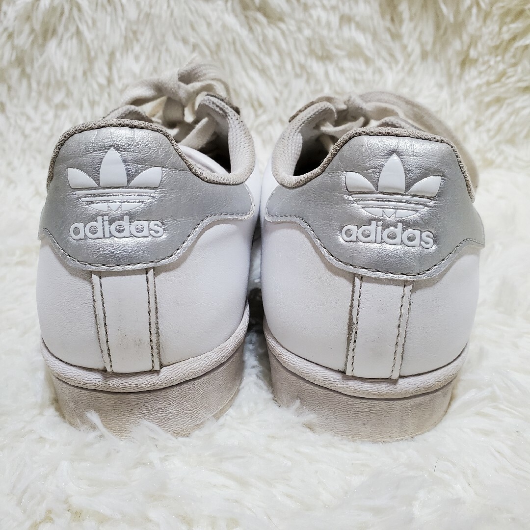 adidas(アディダス)のアディダス　スニーカー　SUPERSTAR　白　シルバー　23.5　ABCマート レディースの靴/シューズ(スニーカー)の商品写真