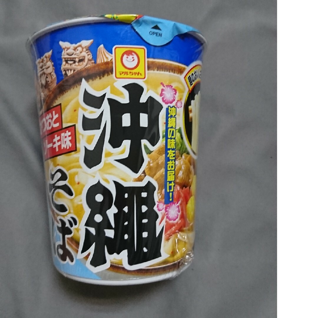 マルちゃん 縦型ビッグ 沖縄そば 84g 食品/飲料/酒の食品(麺類)の商品写真