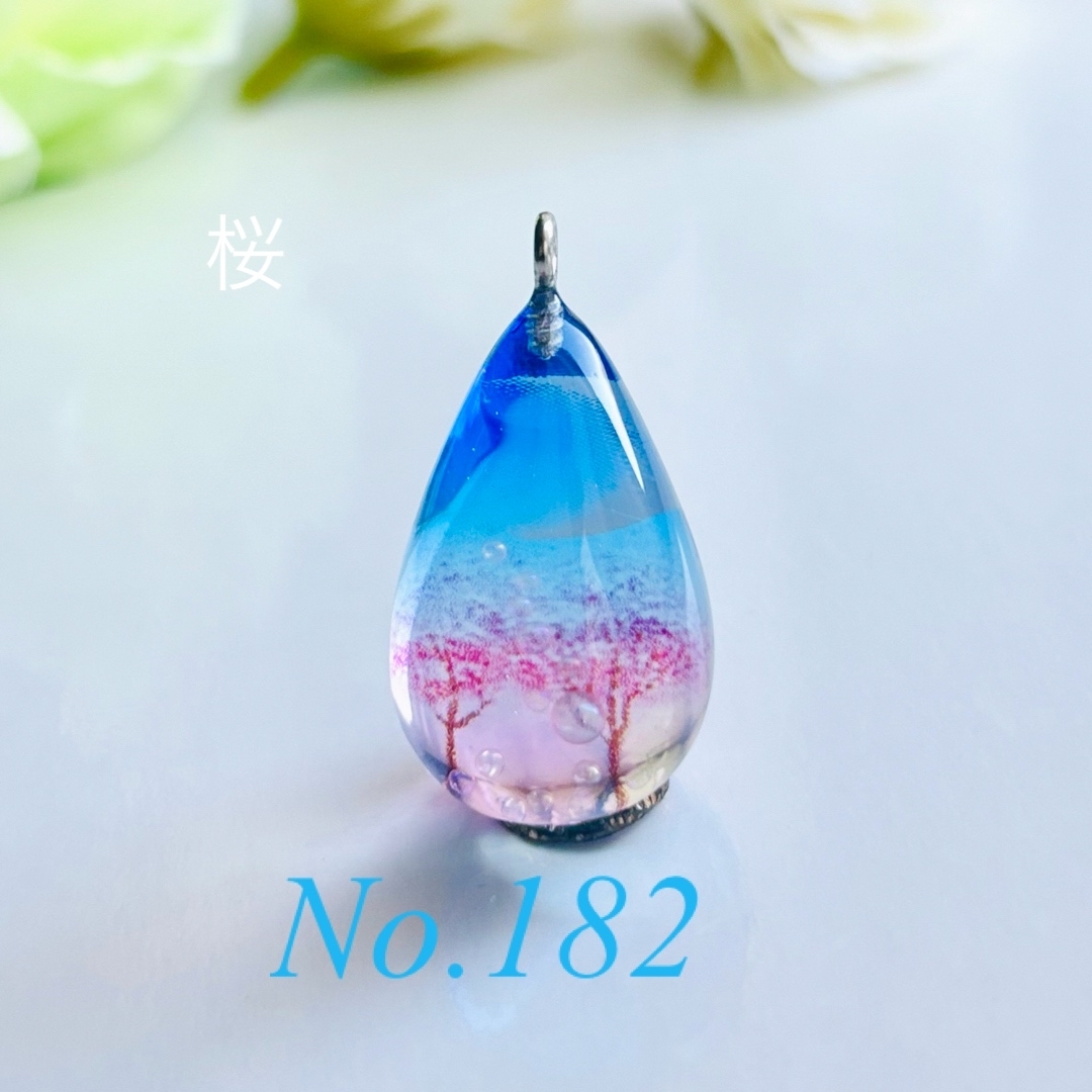 しずく 雫型 ハンドメイド レジンネックレス No.182 桜 ハンドメイドのアクセサリー(ネックレス)の商品写真