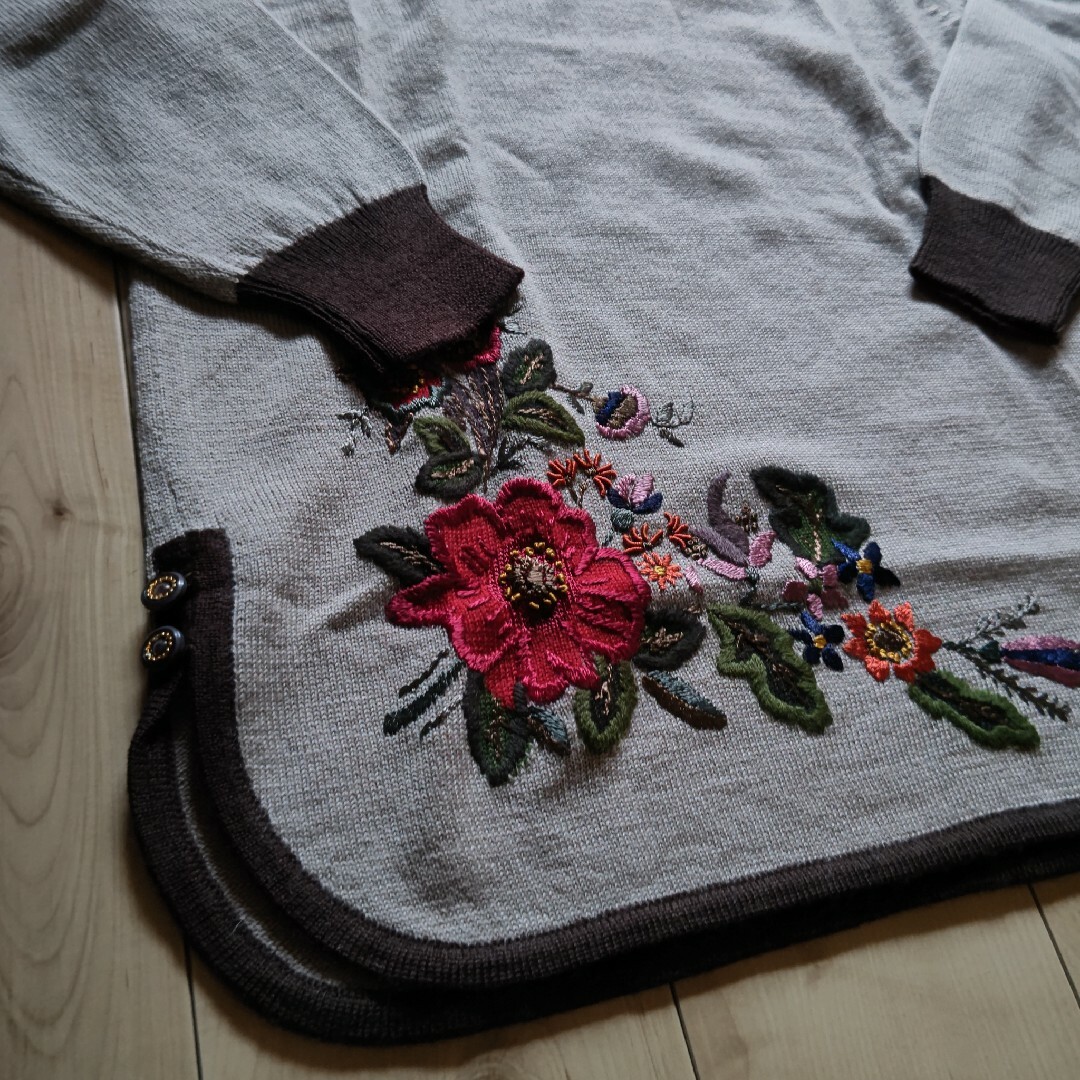 花柄の刺繍が施された美しいニット レディースのトップス(ニット/セーター)の商品写真