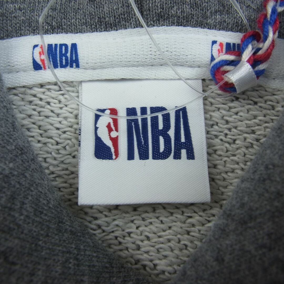 エヌビーエー NBA NB-22AW-014 × FREAK'S STORE フリークスストア チーム ワッペン 刺繍 総柄 プルオーバー パーカー グレー系 M【新古品】【未使用】【中古】 メンズのトップス(パーカー)の商品写真