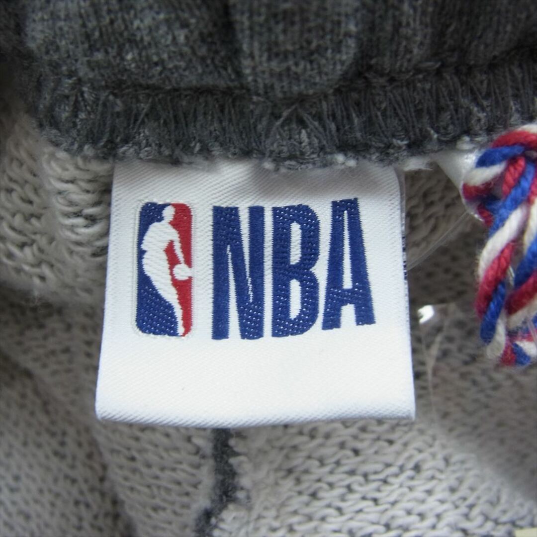 エヌビーエー NBA NB-22AW-015 × FREAK'S STORE フリークスストア チーム ワッペン 刺繍 総柄 スウェット パンツ グレー系 M【新古品】【未使用】【中古】 メンズのパンツ(その他)の商品写真