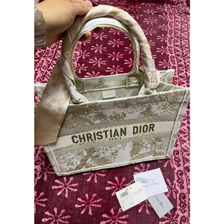 Christian Dior - 週末お値下げ限定　Dior．「ディオール」　全体刺繍ミディアム　　トート