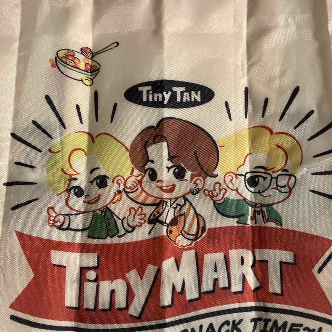 防弾少年団(BTS)(ボウダンショウネンダン)のBTS TinyMart　エコバッグ　ALL TinyTAN　タイニーマート エンタメ/ホビーのおもちゃ/ぬいぐるみ(キャラクターグッズ)の商品写真