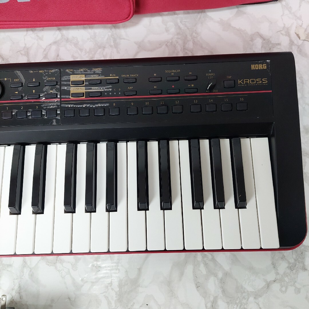 KORG(コルグ)のKORG KROSS-61 スタンド 専用ソフトケース付き シンセサイザー 楽器の鍵盤楽器(キーボード/シンセサイザー)の商品写真