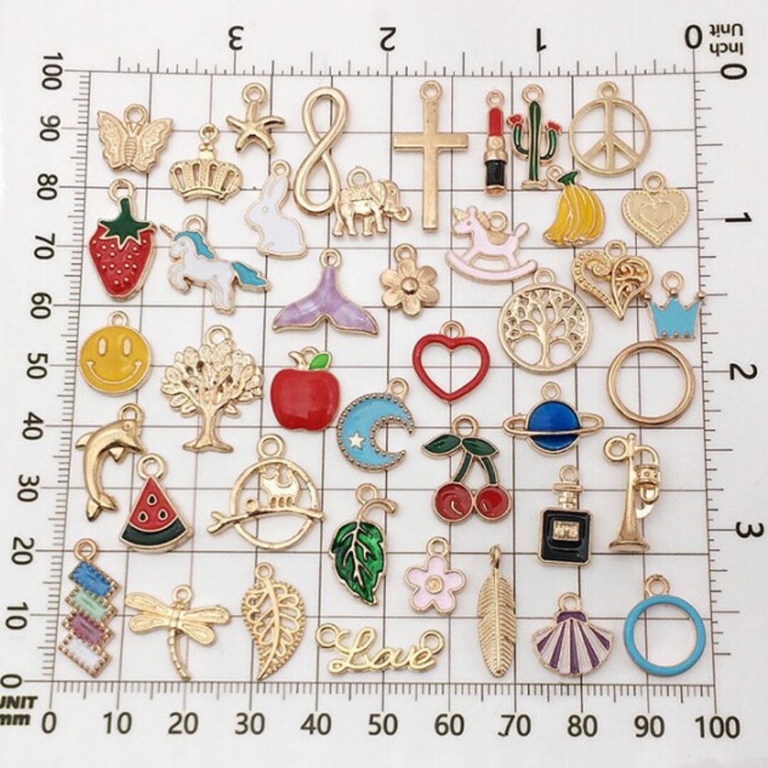 1096) カン付き カラフル チャーム パーツ 装飾 手作り アソート 50個 ハンドメイドの素材/材料(各種パーツ)の商品写真