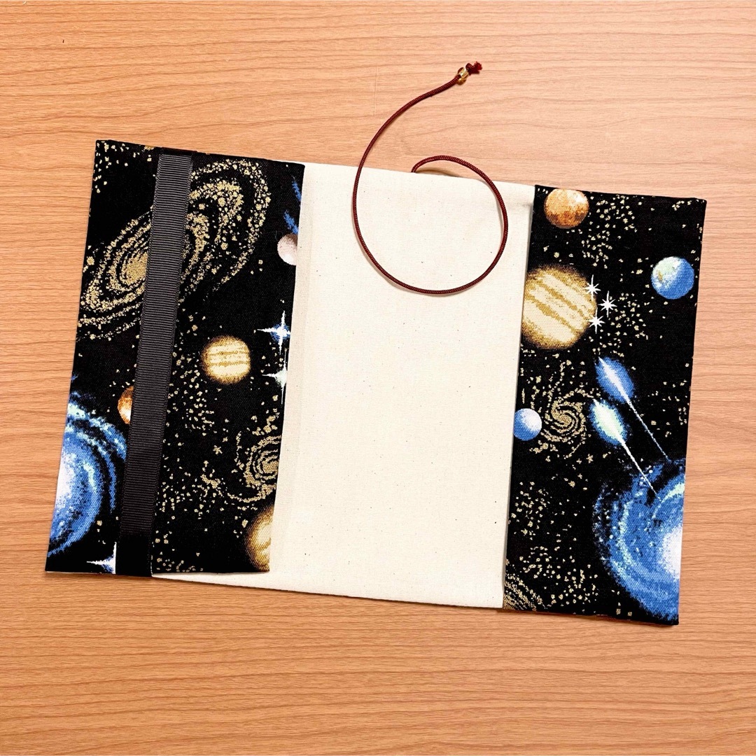 《 四六判》ブックカバー  ハンドメイド 宇宙 ゴールド ハンドメイドの文具/ステーショナリー(ブックカバー)の商品写真