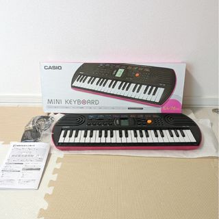 カシオ(CASIO)のCasiotone ミニキーボード ブラック×ピンク(キーボード/シンセサイザー)