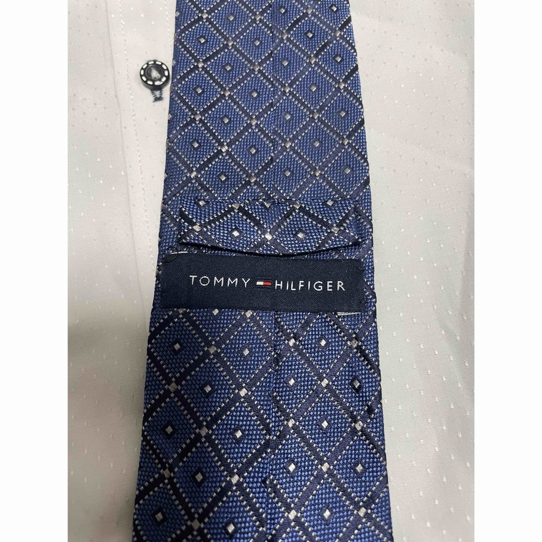 TOMMY HILFIGER(トミーヒルフィガー)のトミーヒルフィガー　ネクタイ【美品】チェック柄　ネイビー系　光沢　やや厚手 メンズのファッション小物(ネクタイ)の商品写真