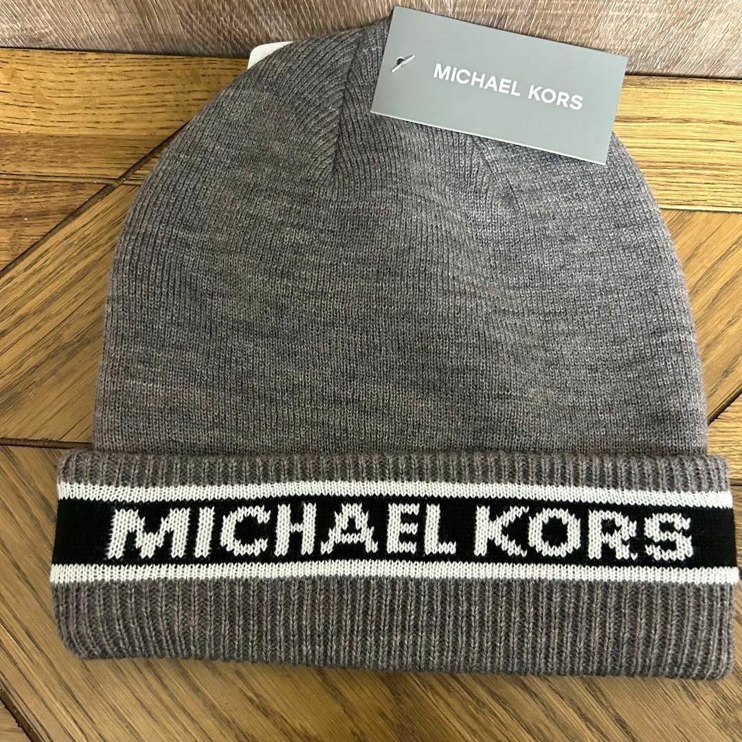 Michael Kors(マイケルコース)の【新品】MICHAEL KORS マイケルコース　ニット帽　グレー　ロゴ メンズの帽子(ニット帽/ビーニー)の商品写真