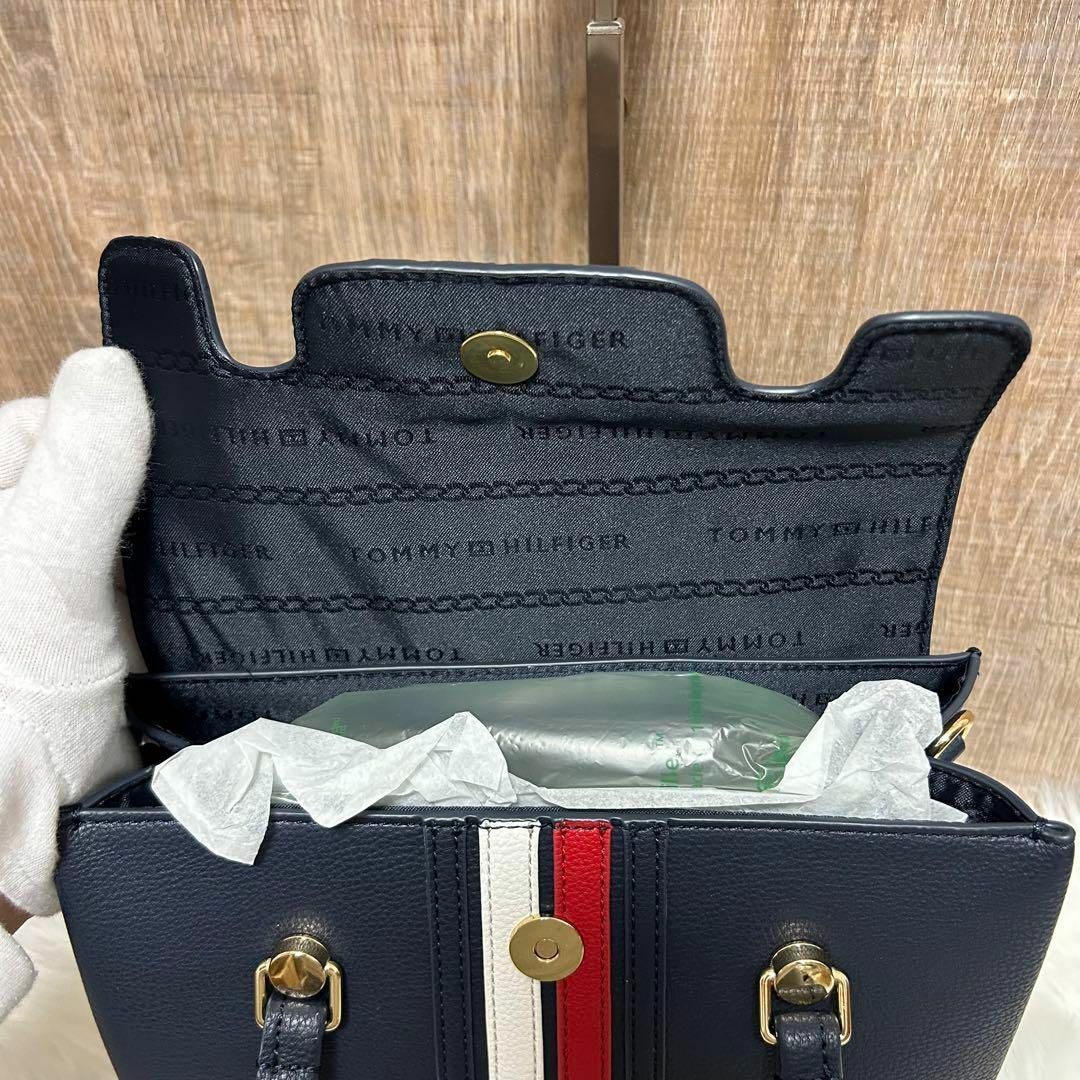 TOMMY HILFIGER(トミーヒルフィガー)の【新品】TOMMY HILFIGER トミーヒルフィガー　ハンドバッグ　ネイビー レディースのバッグ(ハンドバッグ)の商品写真