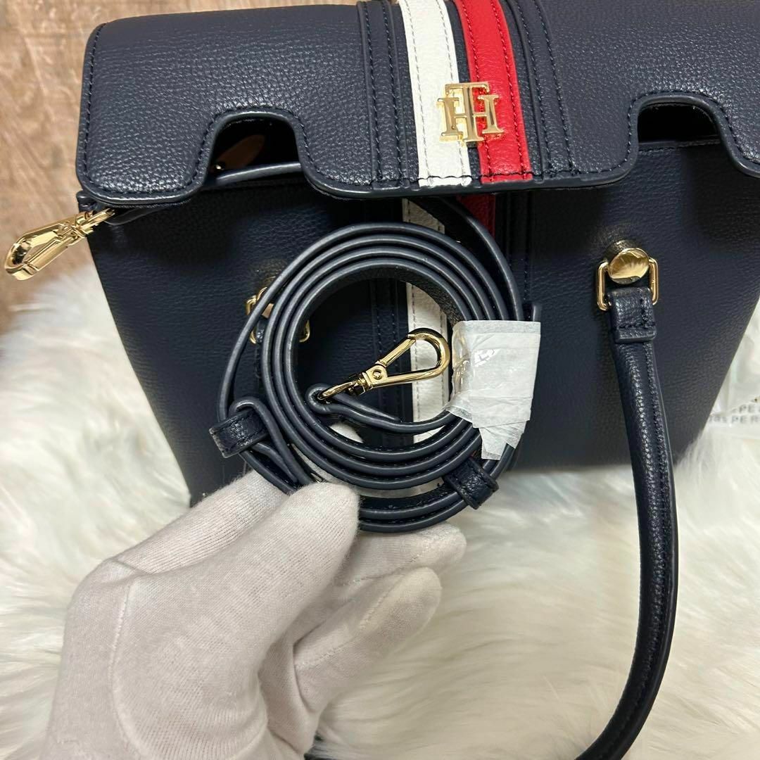 TOMMY HILFIGER(トミーヒルフィガー)の【新品】TOMMY HILFIGER トミーヒルフィガー　ハンドバッグ　ネイビー レディースのバッグ(ハンドバッグ)の商品写真