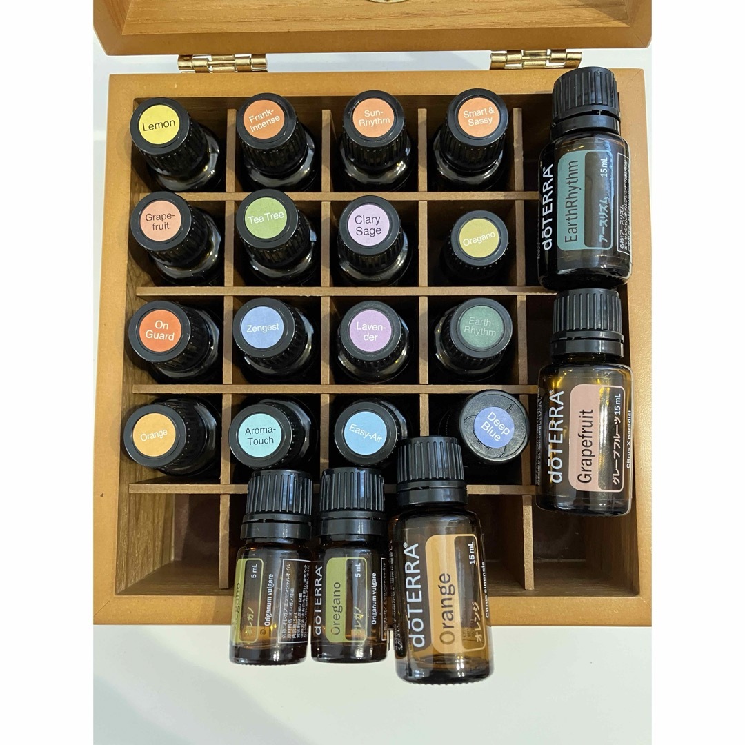 doTERRA(ドテラ)の【期限切れ】ドテラアロマオイル21本セット　箱付き コスメ/美容のリラクゼーション(エッセンシャルオイル（精油）)の商品写真