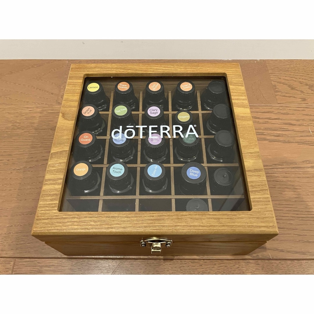 doTERRA(ドテラ)の【期限切れ】ドテラアロマオイル21本セット　箱付き コスメ/美容のリラクゼーション(エッセンシャルオイル（精油）)の商品写真