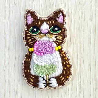 猫の刺繍ブローチハンドメイド(コサージュ/ブローチ)