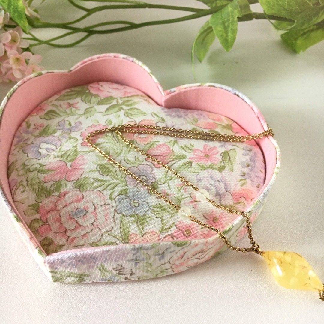 ハート型トレー(ピンクの花柄2） 布製 インテリア/住まい/日用品のインテリア小物(小物入れ)の商品写真