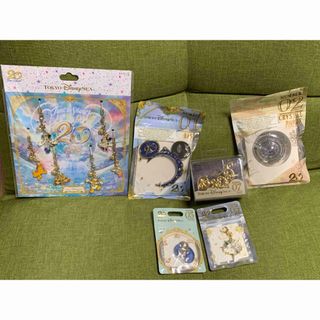 ディズニー(Disney)のディズニーシー20周年　クリスタルフィアとストラップ　セット売り　バラ売り不可(キャラクターグッズ)