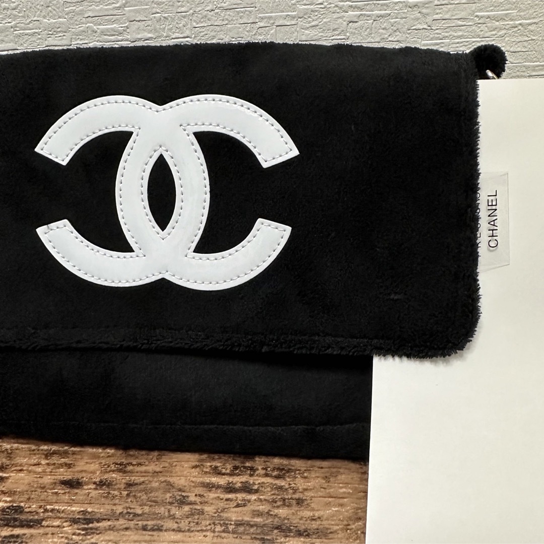 CHANEL(シャネル)の【issさま用】CHANEL シャネル ショルダーバッグ　ブラック×白ロゴ レディースのバッグ(ショルダーバッグ)の商品写真