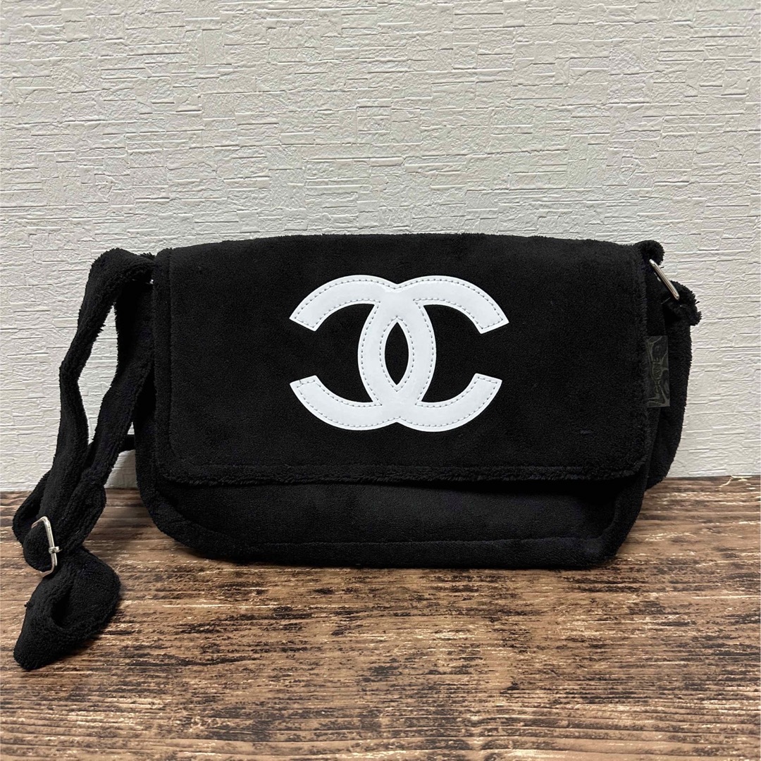 CHANEL(シャネル)の【issさま用】CHANEL シャネル ショルダーバッグ　ブラック×白ロゴ レディースのバッグ(ショルダーバッグ)の商品写真