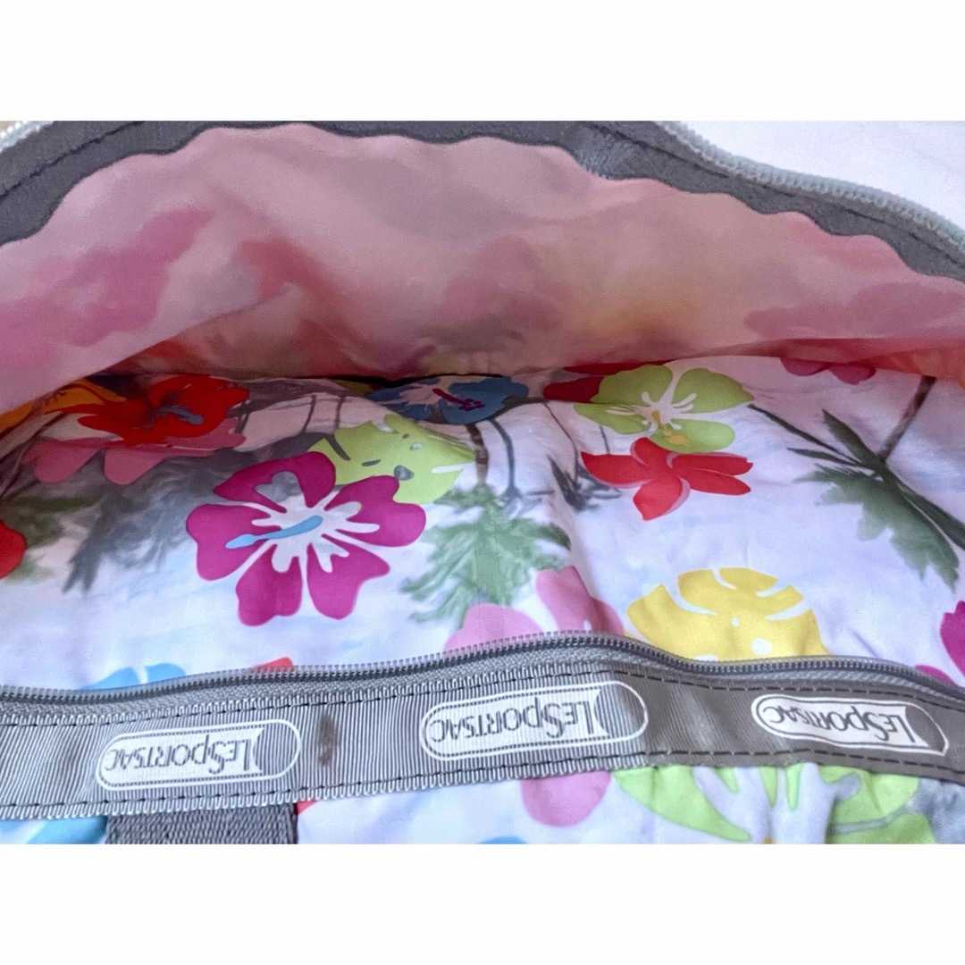 LeSportsac(レスポートサック)のレスポートサック  ラージボストンバッグ　トロピカルなフラワー柄 レディースのバッグ(ボストンバッグ)の商品写真