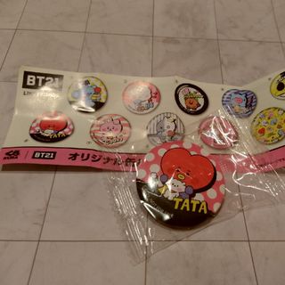 ビーティーイシビル(BT21)の★くら寿司　BT21オリジナル缶バッジ　TATA(キャラクターグッズ)