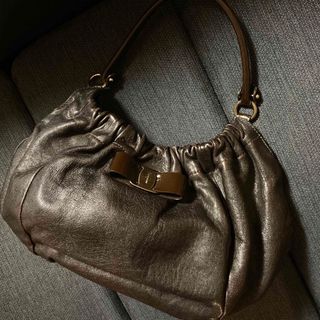 フェラガモ(Ferragamo)のフェラガモ☆ヴァラリボンレザーバッグ(ショルダーバッグ)