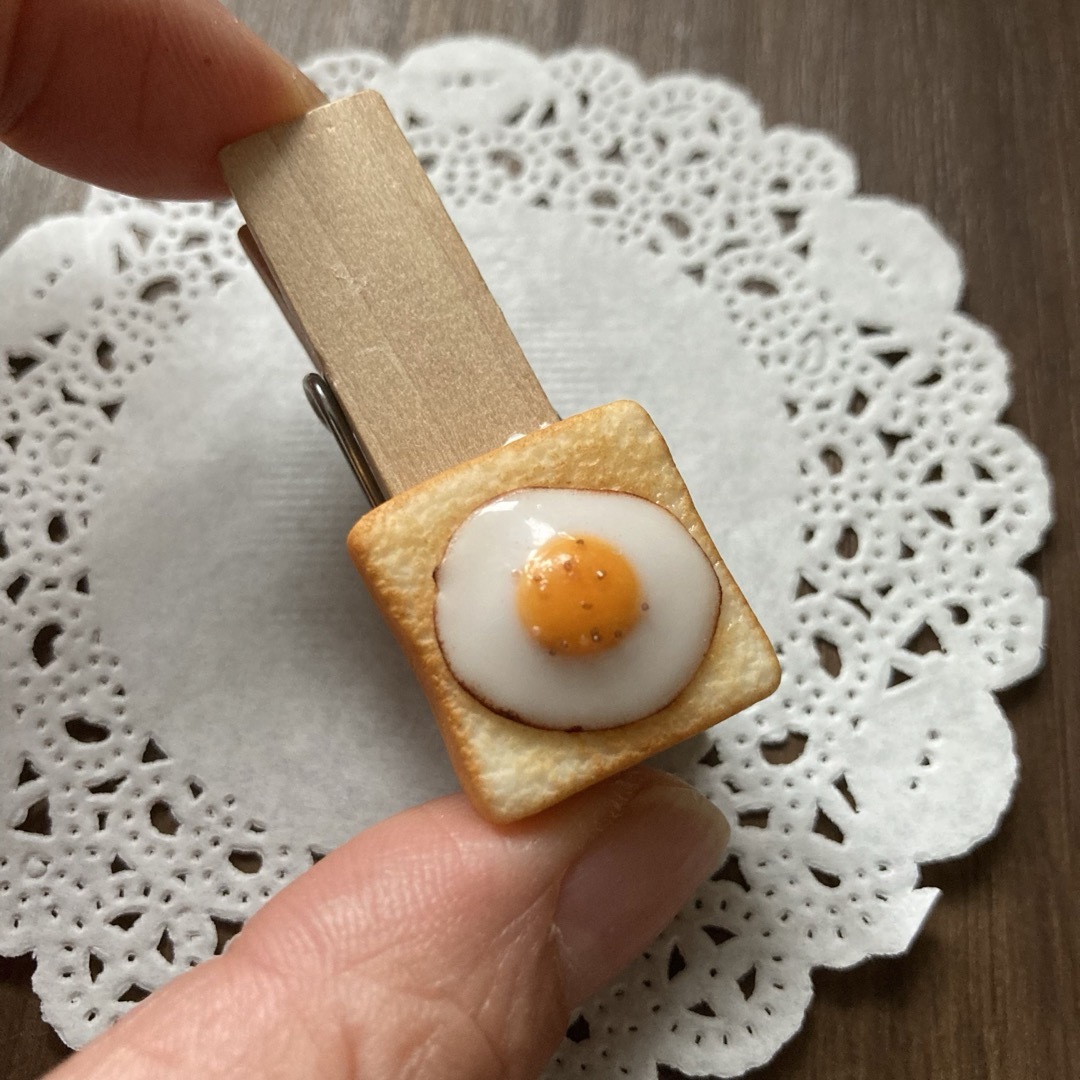 ミニチュアフード  目玉焼きトーストウッドクリップ ハンドメイドのおもちゃ(ミニチュア)の商品写真