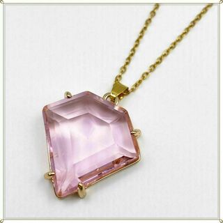 ダイヤモンド型のクリスタルペンダント・ネックレス　ピンクのジェムストーン(ネックレス)