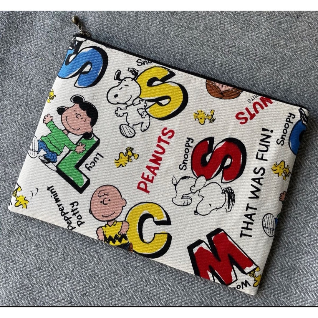 SNOOPY(スヌーピー)のハンドメイド　ぺたんこファスナーポーチ　スヌーピー　アルファベット ハンドメイドのファッション小物(ポーチ)の商品写真