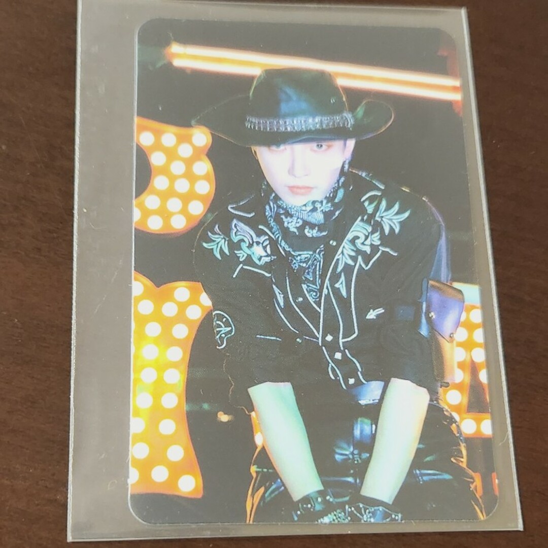 ATEEZ(エイティーズ)のATEEZ OUTLAW platform トレカ ホンジュン エンタメ/ホビーのタレントグッズ(アイドルグッズ)の商品写真