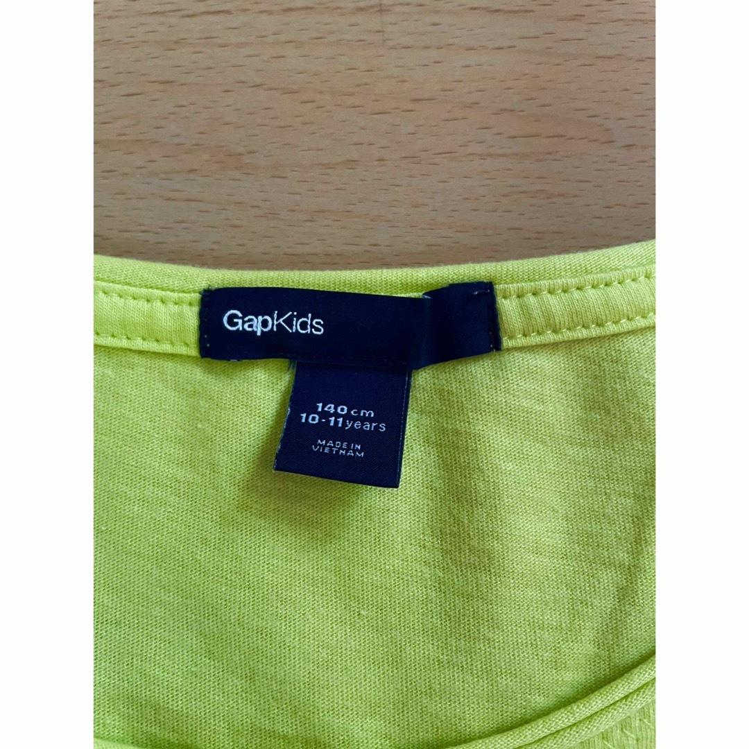 GAP Kids(ギャップキッズ)のGAP kids  黄緑色　シャンデリア　ロングTシャツ　140cm キッズ/ベビー/マタニティのキッズ服女の子用(90cm~)(Tシャツ/カットソー)の商品写真