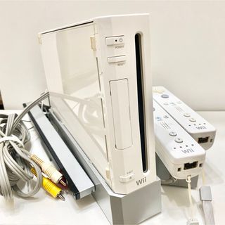 ウィー(Wii)のWii 本体　リモコンセット(家庭用ゲーム機本体)