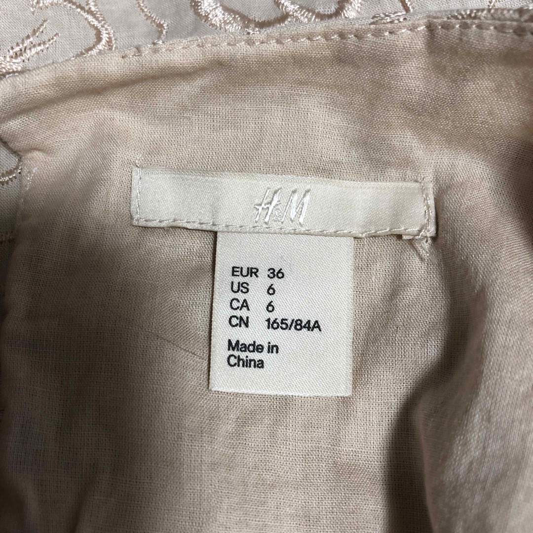 H&M(エイチアンドエム)の新品　H&Mの豪華な総花刺繍の袖シースルーのベージュのブラウス レディースのトップス(シャツ/ブラウス(長袖/七分))の商品写真