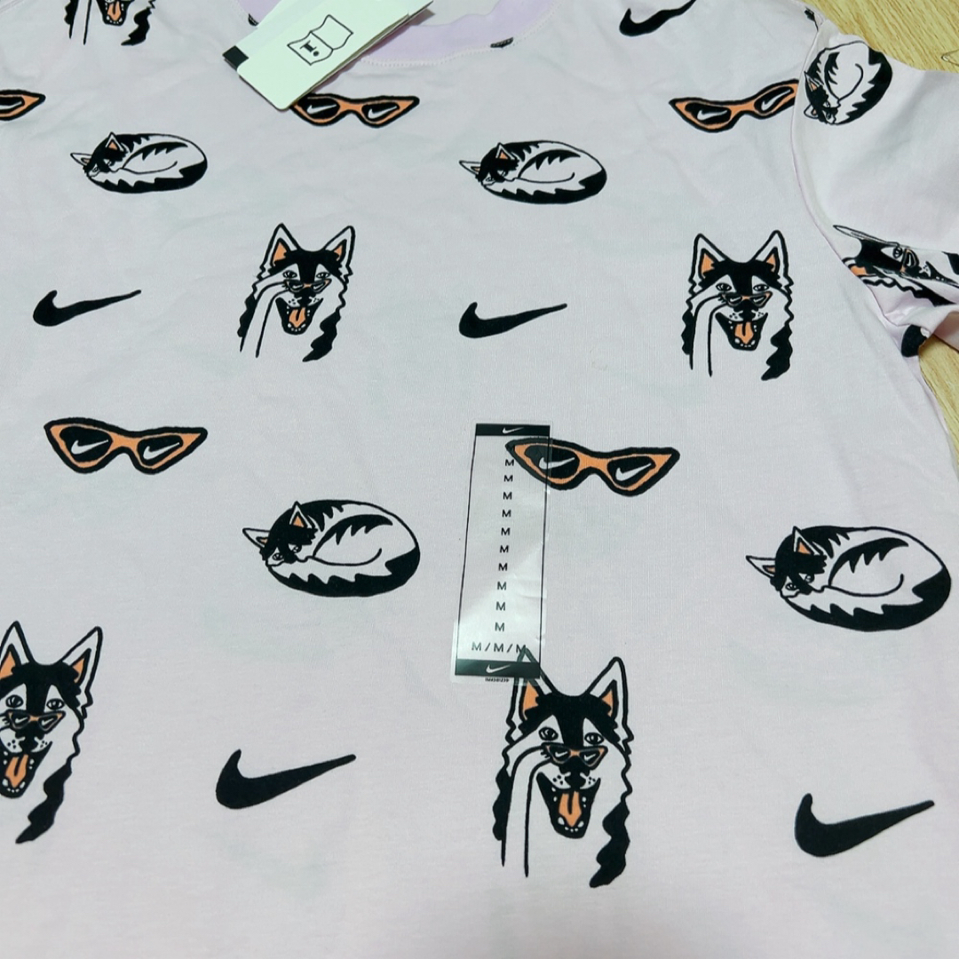 NIKE(ナイキ)のナイキ/レディス/ナイキ ウィメンズ NSW BF ドッグ Tシャツ AOP M レディースのトップス(Tシャツ(半袖/袖なし))の商品写真