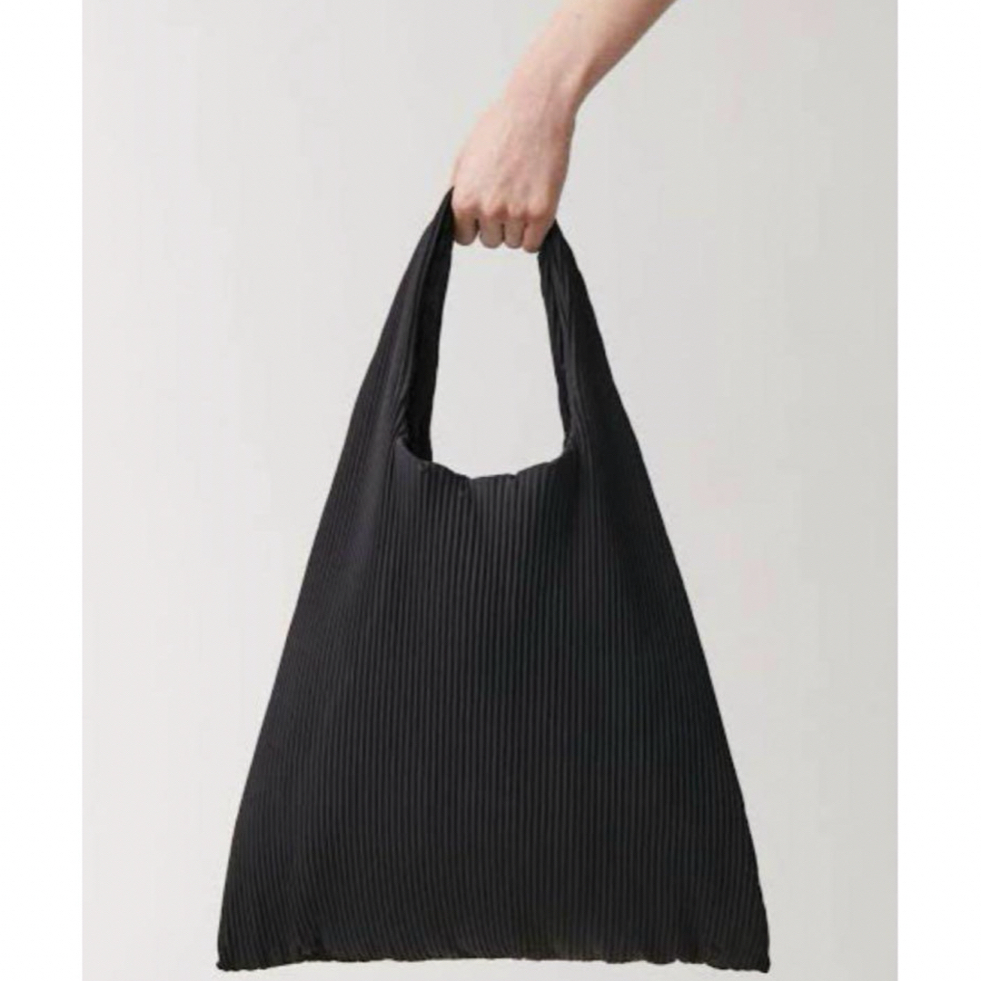 COS(コス)のCOS プリーツバッグ Black レディースのバッグ(トートバッグ)の商品写真