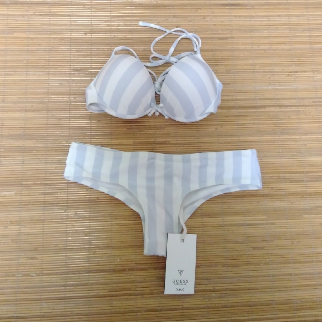 GUESS(ゲス)のGUESS　ビキニ　水着　32B　Ｓ　水色　ストライプ　匿名配送　未使用　新品 レディースの水着/浴衣(水着)の商品写真