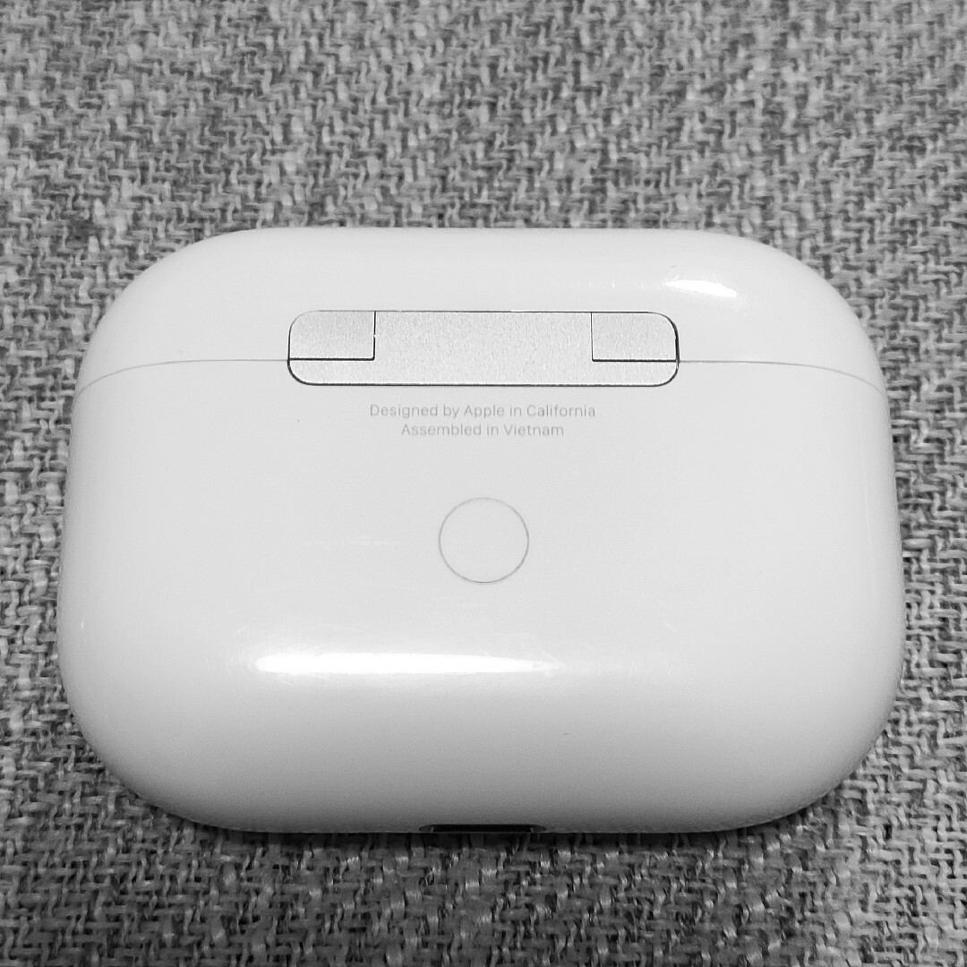 Apple(アップル)のApple AirPods Pro 充電ケースのみ 650 スマホ/家電/カメラのオーディオ機器(ヘッドフォン/イヤフォン)の商品写真