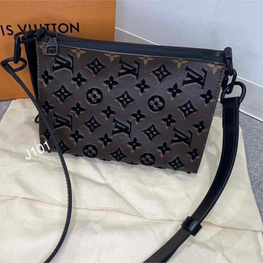 LOUIS VUITTON - ルイヴィトン トライアングル メッセンジャーの LOUIS VUITTON - ルイヴィトン トライアングル メッセンジャーの